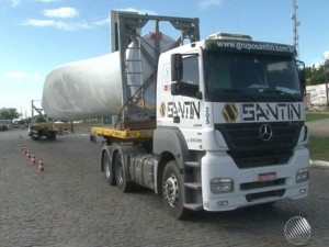 Vítima tentou passar por baixo desta carreta