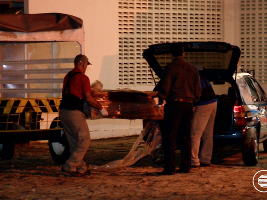 Corpo de Eduardo chegou a Teresina na madrugada desta segunda-feira (Foto: Reprodução/TV Clube)