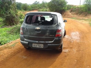 Carro foi polvilhado com um pó branco para dificultar as pistas