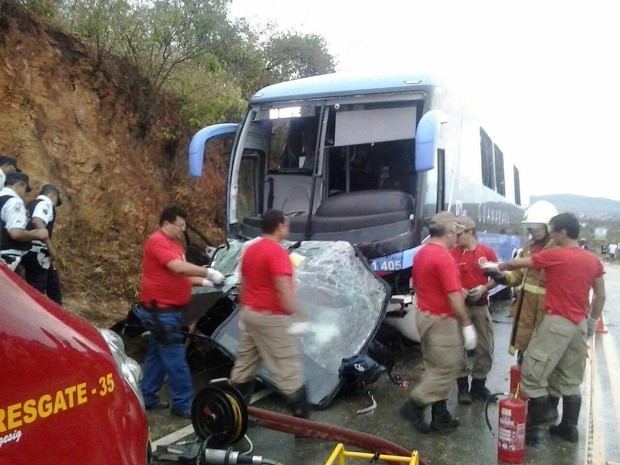 Veículo ficou preso na frente do ônibus (Foto: TV Verdes Mares/Reprodução)