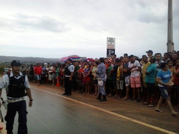 Moradores observam o trabalho das equipes após o acidente (Foto: TV Verdes Mares/Reprodução)