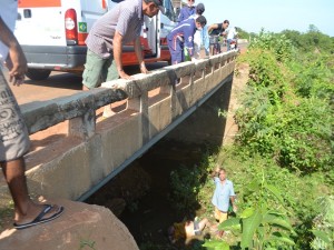 Funcionários do Samu tentam resgatar a vítima