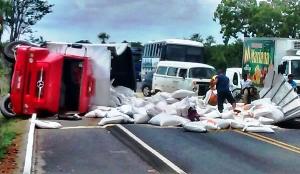 Caminhão transportando ração capota em Curva Da Raposa. Imagem: Reprodução/ Campo Maior em Foco