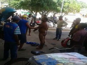 populares tentam convencer o homem a vestir as roupas