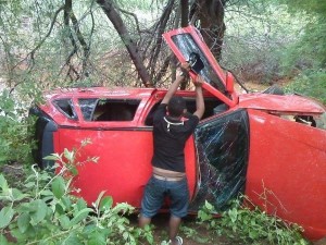 Curiosos mexem no carro após o capotamento