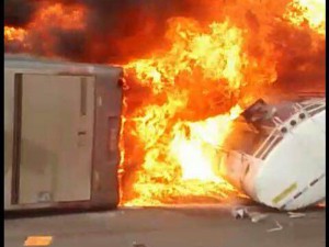 O ônibus colidiu de frente com caminhão-tanque e pegou fogo