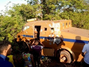 Carro forte foi parar no meio do mato crivado de balas