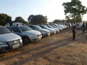 Carros apreendidos foram enfileirados