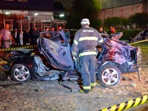 Carro batido onde foi achado o corpo do piauiense