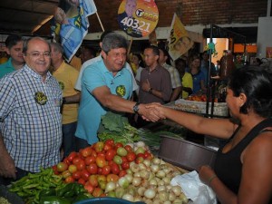 Sílvio Mendes e Zé Filho cumprimentam vendedora de temperos no Mercado do Mafuá, na zona Norte de Teresina