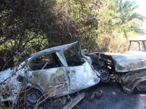 Os dois carros pegaram fogo após a colisão frontal