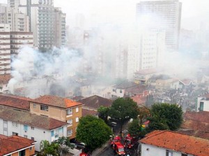 Local da queda do Cesnna em Santos (SP)