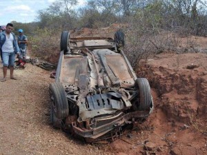 O carro ficou destruído