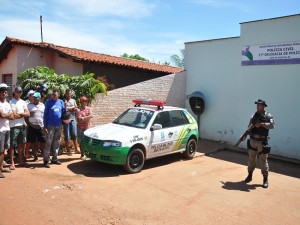 Policial se posta à frente do prédio para defender a delegacia