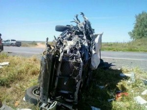 O carro ficou destruído com o impacto e a virada