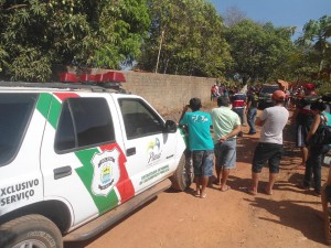 Curiosos observam o trabalho na polícia no local de encontro de cadáver