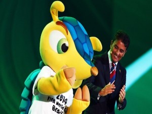 Fuleco (com o ex-jogador Bebeto), é vítima de confusão na Alemanhã