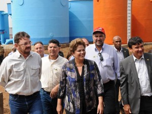 A presidente Dilma Rousseff, governador Wilson Martins, senador Wellington Dias e autoridades visitam o Complexo Adutor de Piaus I, em São Julião, no 