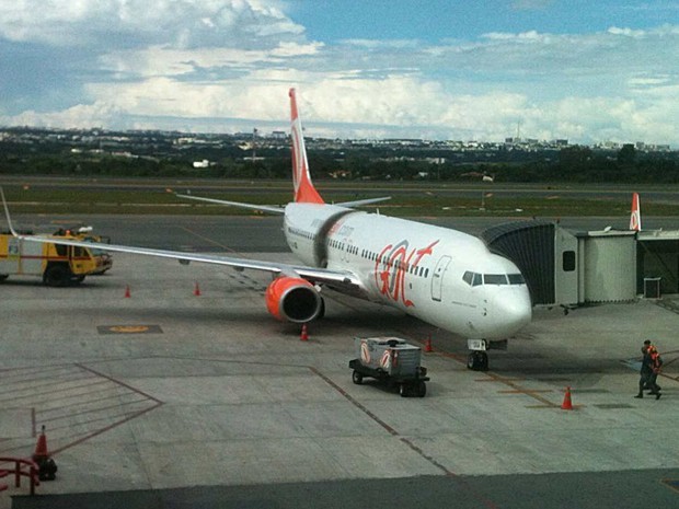 Marca escura na lateral de avião da Gol no aeroporto de Brasília provocada por fogo em turbina (Foto: Juliana Maglio)