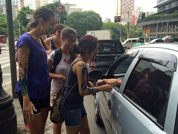 Novos alunos da faculdade de direito da USP cobram "pedágio" de motoristas no Centro de SP. (Foto: Vanessa Fajardo/G1)