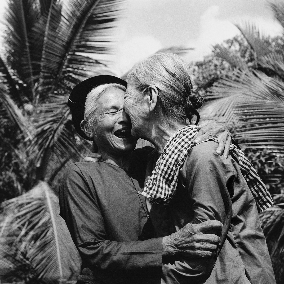 1975 - Uma senhora norte-vietnamita e outra sul-vietnamita comemorando juntas a desocupação estrangeira e a unificação do território do Vietnã (Foto: Divulgação)