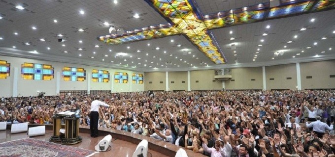 Culto da Universal na avenida João Dias, onde se pede dinheiro para comprar ingressos - Divulgação/IURD