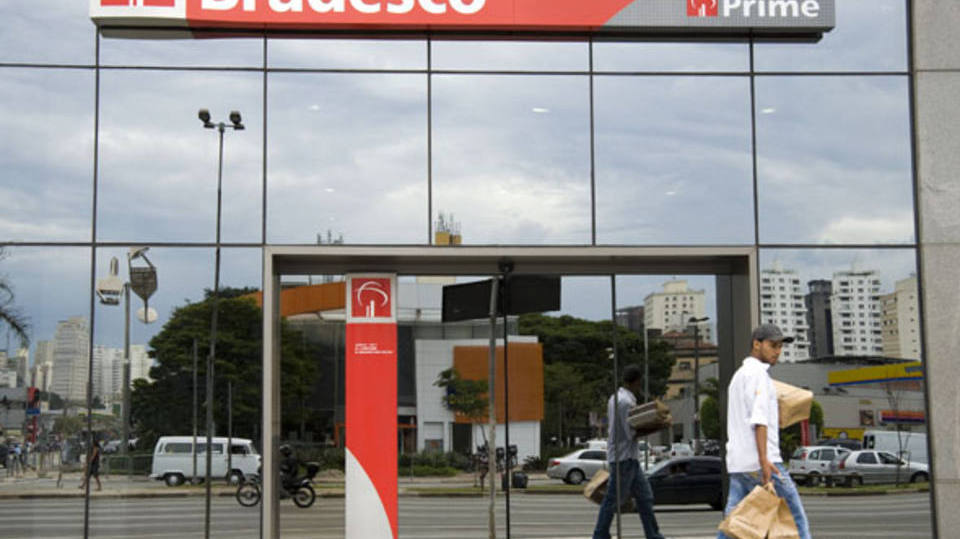 Pedestre passa por uma agência do Banco Bradesco em São Paulo, Brasil