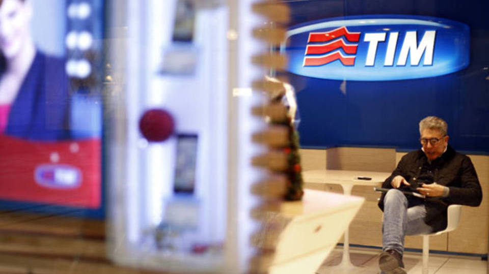 Consumidor aguarda atendimento em uma loja da TIM, a unidade de telefones móveis da Telecom Italia, em Milão