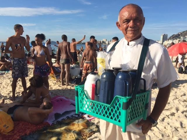 Amadeus vendia café para espantar a ressaca dos banhistas (Foto: Alba Valéria Mendonça/G1)