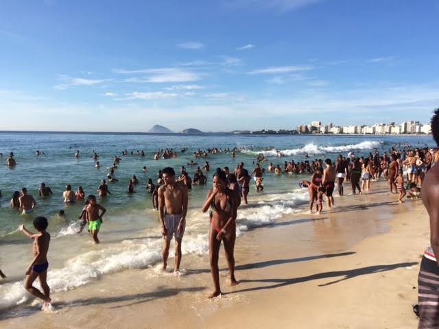 Mar de Copacabana ficou lotado nas primeiras horas de sol de 2016 (Foto: Alba Valéria Mendonça/G1)