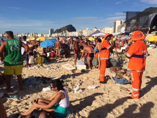 Banhistas dividiam espaço com garis (Foto: Alba Valéria Mendonça/G1)