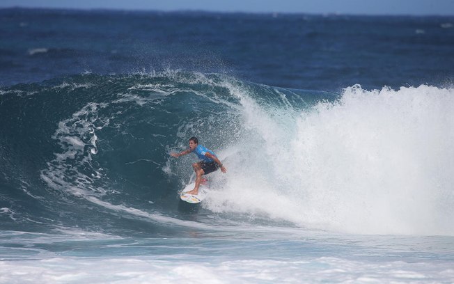 Mineirinho em ação na bateria que lhe garantiu o título mundial de surfe em 2015