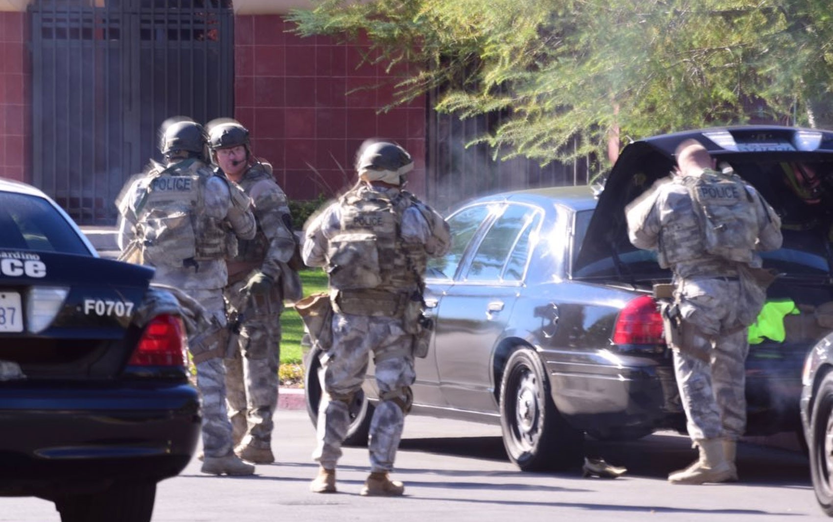 Integrantes da SWAT chegam ao local de tiroteio em San Bernardino, na Califórnia, na quarta (2) (Foto: Doug Saunders/Los Angeles News Group via AP)