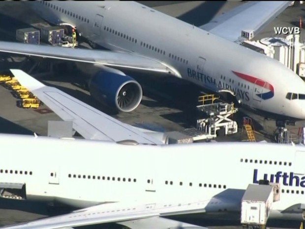 Avião da British em que uma passageira tentou abrir a porta de saída é visto no aroporto de Boston (Foto: Reprodução CNN)