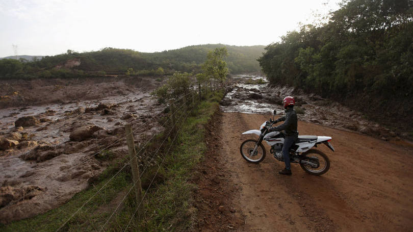 Rejeitos da barragem cobrem estrada em Mariana