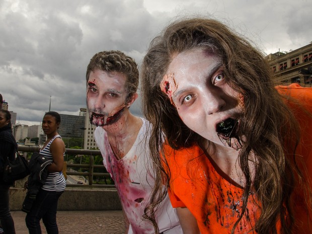 Movimentação durante a Zombie Walk, no Centro de São Paulo (SP), na tarde desta segunda-feira (2).  (Foto: Rogerio Cavalheiro/Futura Press/Estadão Conteúdo)