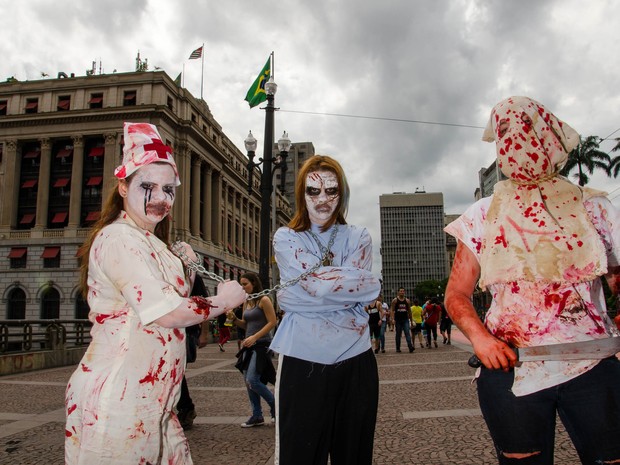 Movimentação durante a Zombie Walk, no Centro de São Paulo (SP), nesta segunda-feira (2).  (Foto: Rogerio Cavalheiro/Futura Press/Estadão Conteúdo)