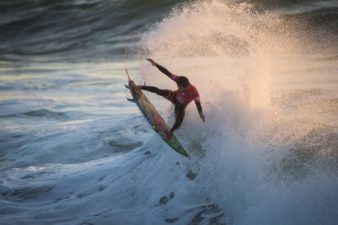 Filipe Toledo manda aéreo na final da etapa de Peniche do Circuito Mundial de Surfe (Foto: Divulgação)