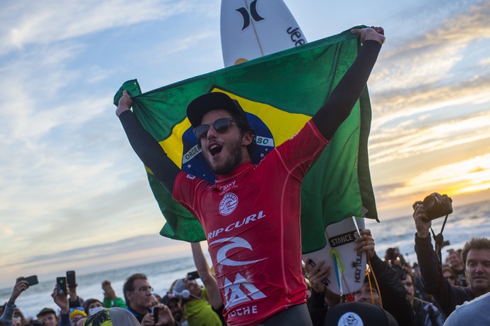 Com bandeira do Brasil, Filipe Toledo comemora título da etapa de Peniche do Circuito Mundial de Surfe (Foto: Divulgação)