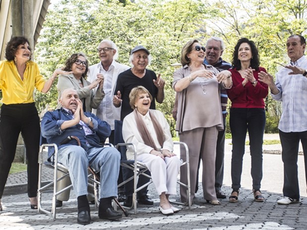 Yoná Magalhães ao lado de Rosa Maria Murtinho, Ney Latorraca, Flavio Migliaccio, Eva Todor, Aracy Balabanian e Orlando Drummond em homenagem ao talento brasileiro na campanha de fim de ano da Globo (Foto: Aline Massuca / Globo)