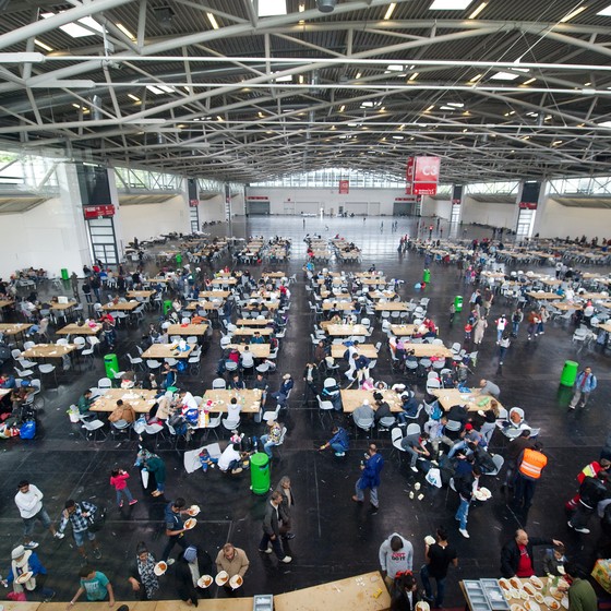 Um abrigo improvisado para refugiados em um centro de exposições de Munique, na Alemanha (Foto: Angelika Warmuth/dpa via AP)