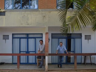 Cidades - Portal - Esmeraldas - MG Homem vende casa e compra hotel para criar centro de abrigo para haitianos refugiados e outros refugiados em Minas .  Na foto: Carlos Eduardo Braga e Luis Corsini    FOTO: FERNANDA CARVALHO / O TEMPO - 02.10.2015