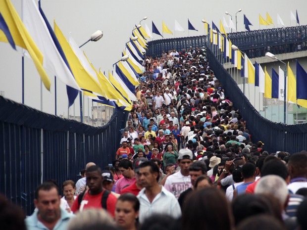 Fiéis caminham em passarela do Santuário Nacional de Aparecida (Foto: Carlos Santos/G1)