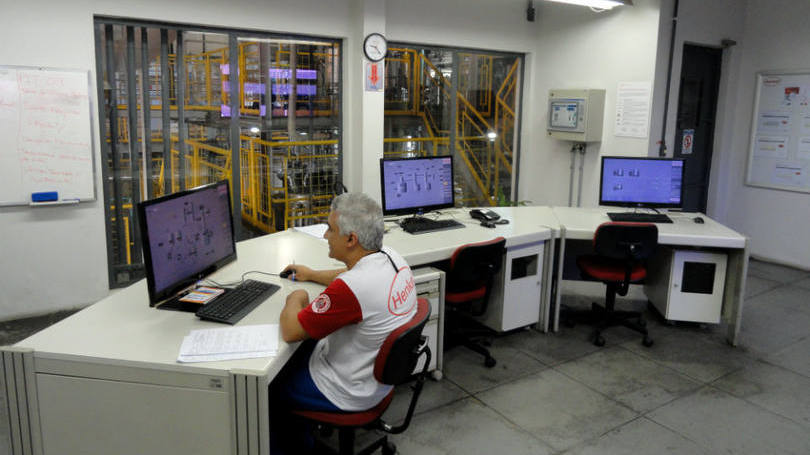 Sala de controle de produção na fábrica da Henkel em Itapevi