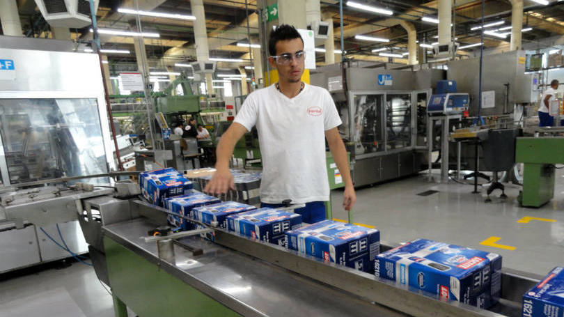 Linha de embalagem de Super Bonder na fábrica da Henkel em Itapevi