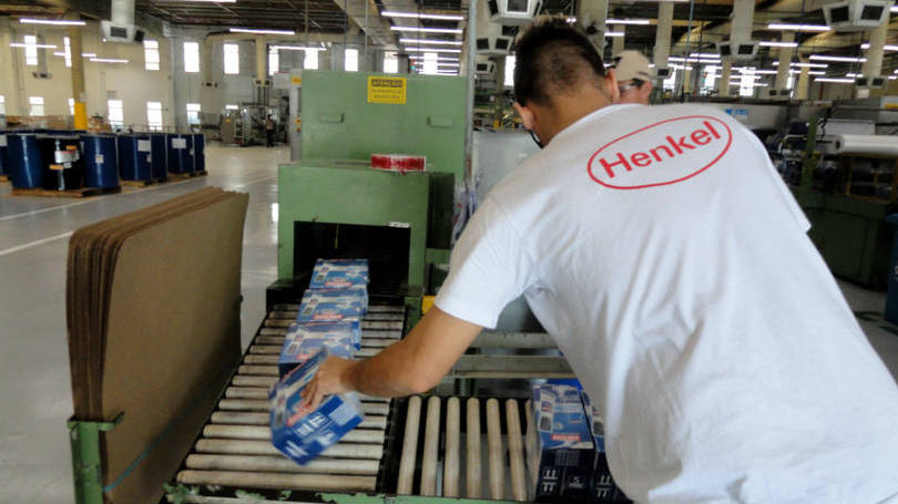 Linha de embalagem de Super Bonder na fábrica da Henkel em Itapevi