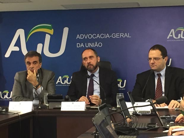 Os ministros José Eduardo Cardozo (Justiça), Luis Inácio Adams (AGU) e Nelson Barbosa (Planejamento) concedem entrevista para falar sobre o julgamento das contas da presidente Dilma Rousseff no TCU (Foto: Reprodução / NBR)