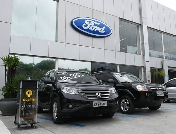 Concessionária da Ford em São Paulo exibe usados à venda, como esses Honda CR-V e Hyundai Tucson, na área de fora da loja, no estacionamento