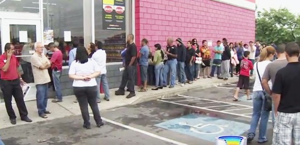 Fila para comprar extintor tipo ABC em loja de Jacareí, SP, em março deste ano (Foto: TV Vanguarda)