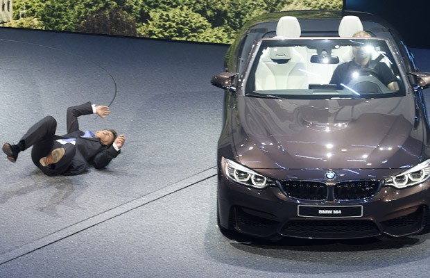 CEO da BMW, Harald Krüeger, se sentil mal durante a apresentação (Foto: Jens Meyer/AP)